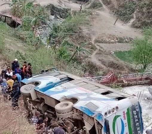 सुपादेउरालीबाट फर्केको बस दुर्घटनामा ४ काे मृत्यु , २७ घाइते