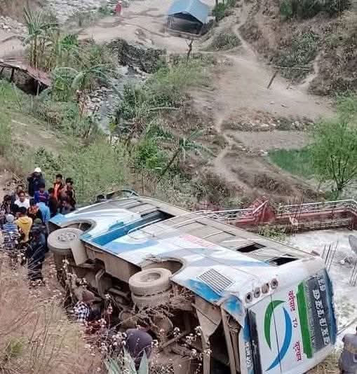सुपादेउरालीबाट फर्केको बस दुर्घटनामा ४ काे मृत्यु , २७ घाइते