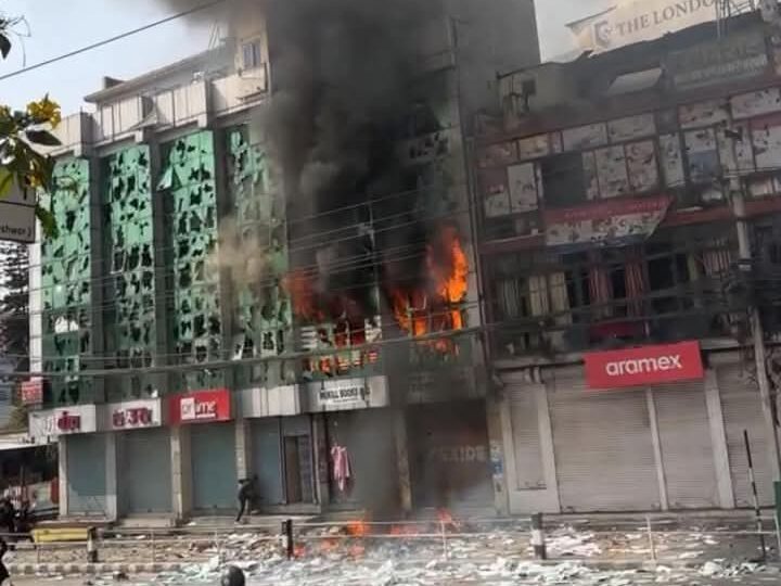 राजा फर्काउने आन्दाेलनका प्रदर्शनकारीले व्यक्तिकाे घरमा आगाे लगाए