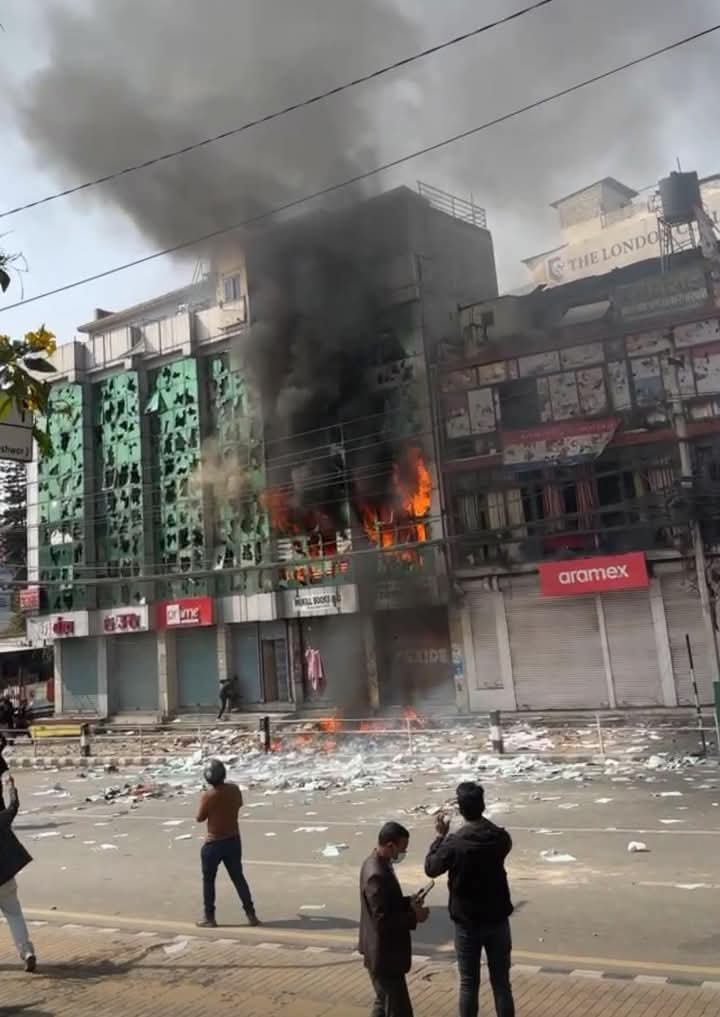 राजा फर्काउने आन्दाेलनका प्रदर्शनकारीले व्यक्तिकाे घरमा आगाे लगाए