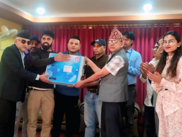 नेपाल विद्यार्थी सङ्घ तनहुँ द्वारा आबुखैरेनी क्याम्पसमा स्वास्थ्य सामग्री सहयोग