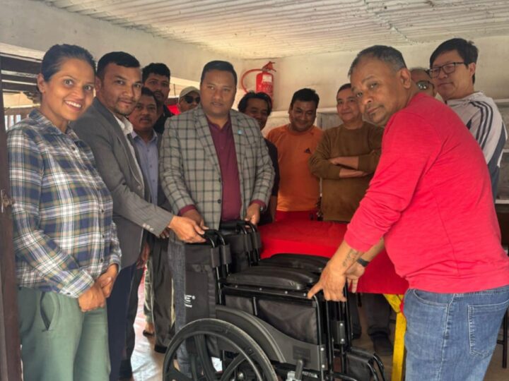 बन्दीपुर घुम्न आउने अशक्त पर्यटकहरूका लागि सांसद वाग्लेकाे ह्वीलचेयर सहयोग