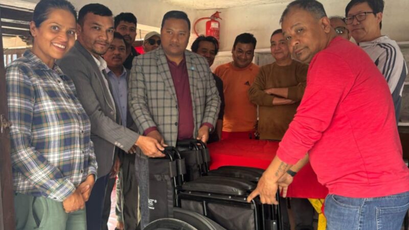 बन्दीपुर घुम्न आउने अशक्त पर्यटकहरूका लागि सांसद वाग्लेकाे ह्वीलचेयर सहयोग