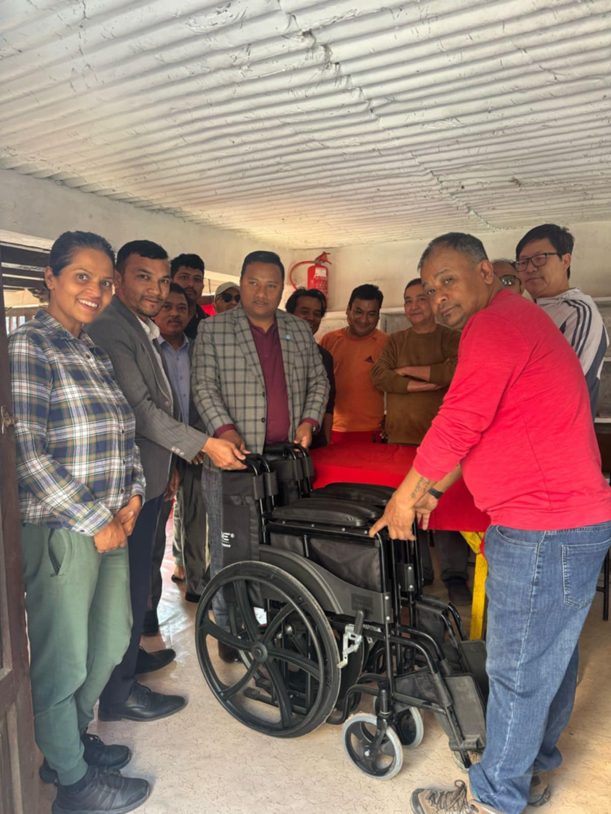 बन्दीपुर घुम्न आउने अशक्त पर्यटकहरूका लागि सांसद वाग्लेकाे ह्वीलचेयर सहयोग