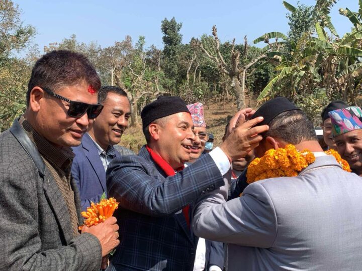 उर्जा मन्त्री खड्कालाई भानुभक्तको बिर्खे टाेपी लगाएर मेयर त्रिपाठीले गरे स्वागत