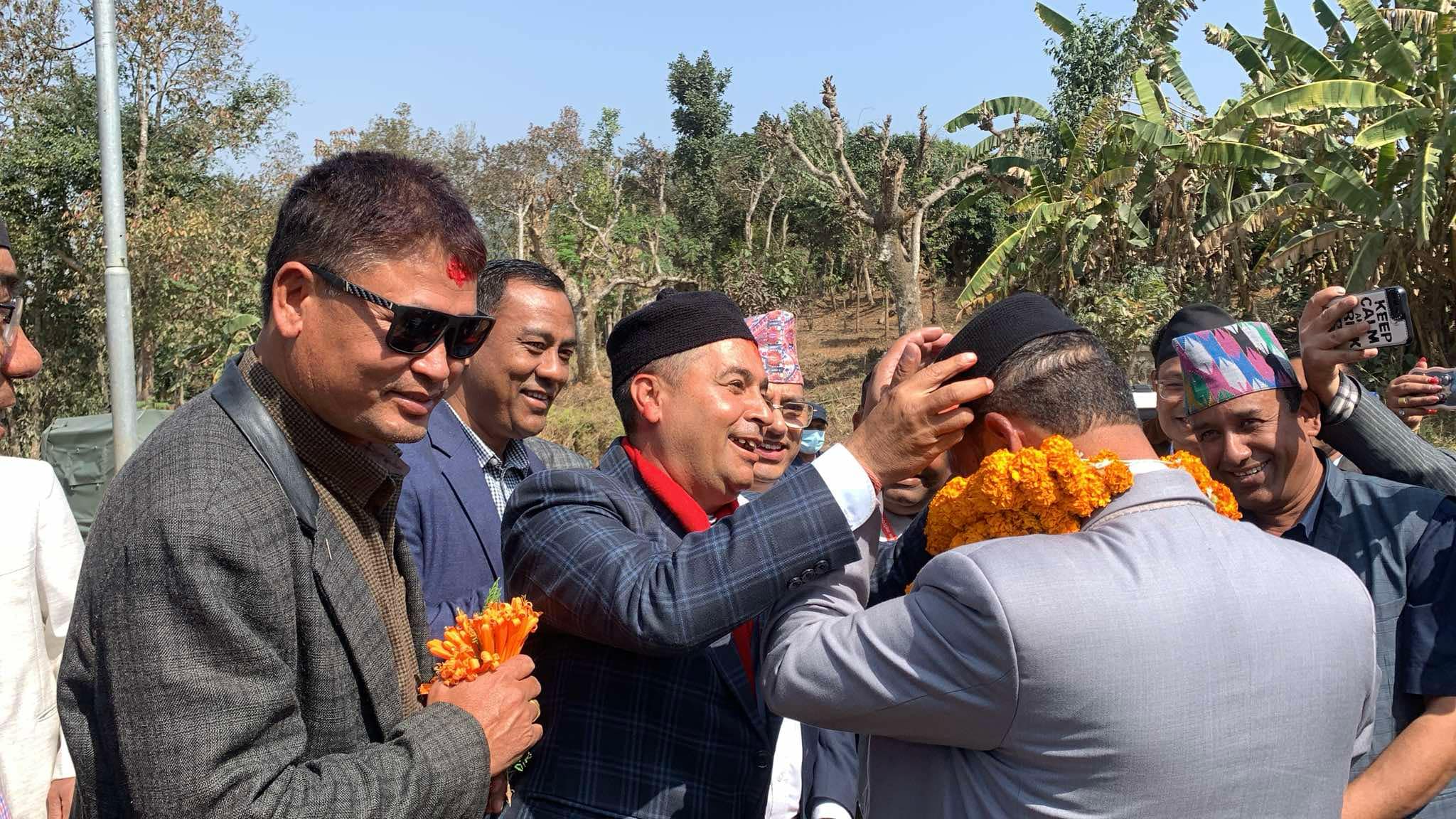 उर्जा मन्त्री खड्कालाई भानुभक्तको बिर्खे टाेपी लगाएर मेयर त्रिपाठीले गरे स्वागत