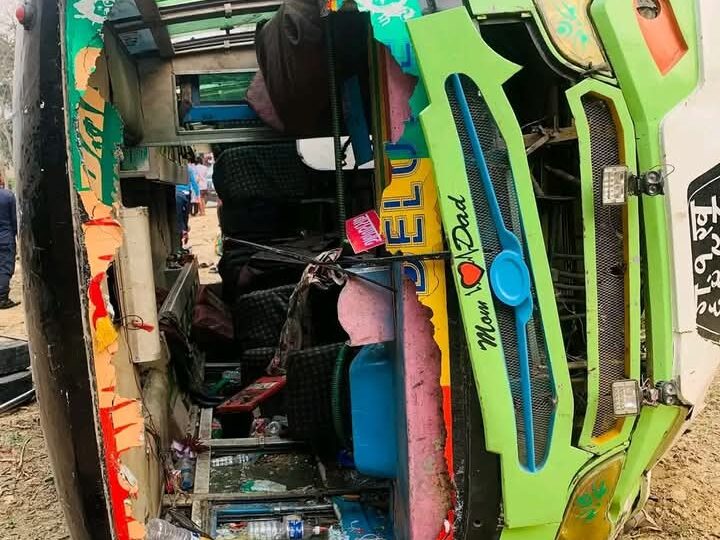 तनहुँकाे भानुमा बस पल्टिँदा २० घाइते , घाइते मध्ये चारजना चितवन रिफर ( नामावली सहित )