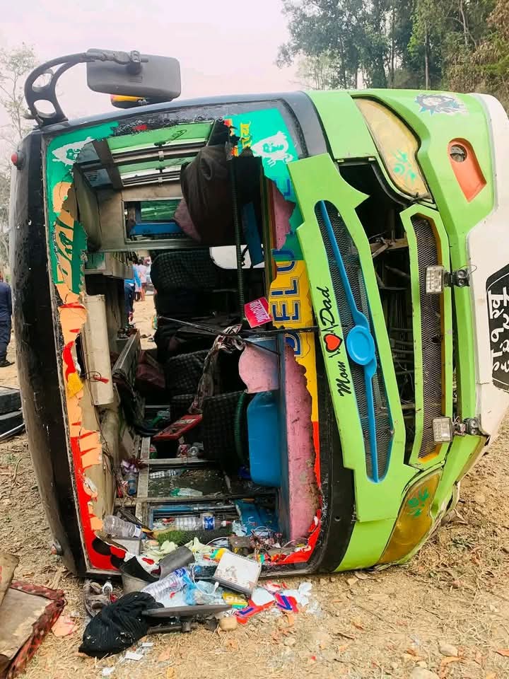 तनहुँकाे भानुमा बस पल्टिँदा २० घाइते , घाइते मध्ये चारजना चितवन रिफर ( नामावली सहित )