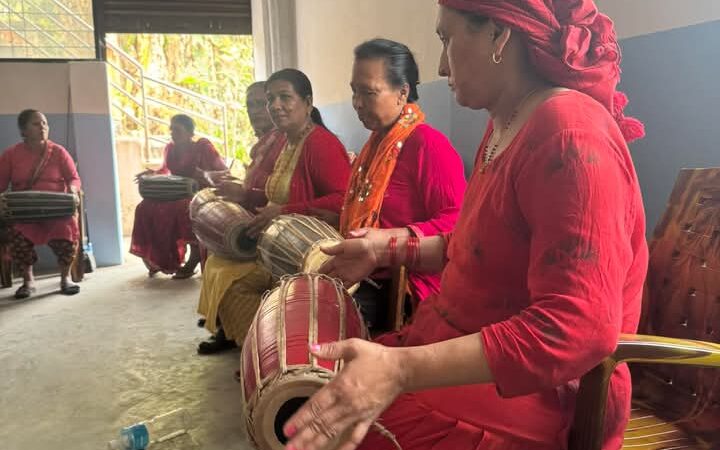 व्यासका महिलालाई मादल बजाउने तालिम