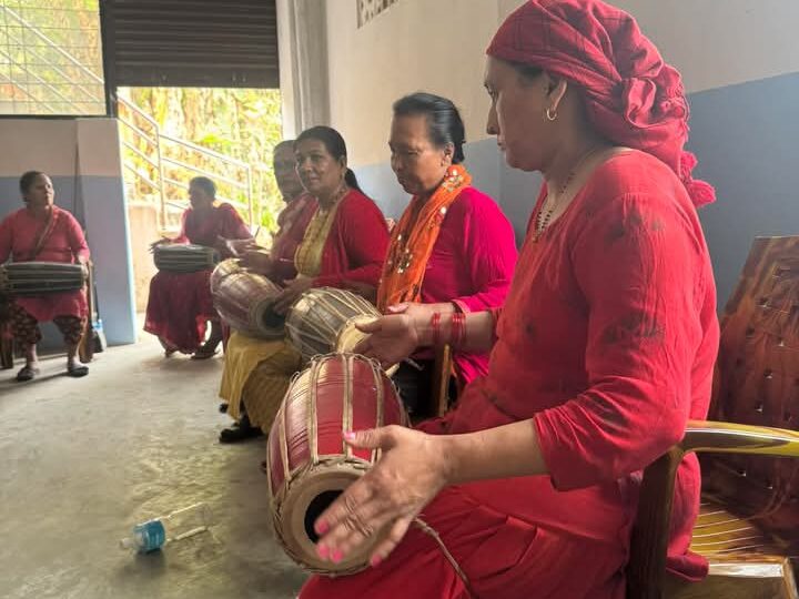 व्यासका महिलालाई मादल बजाउने तालिम