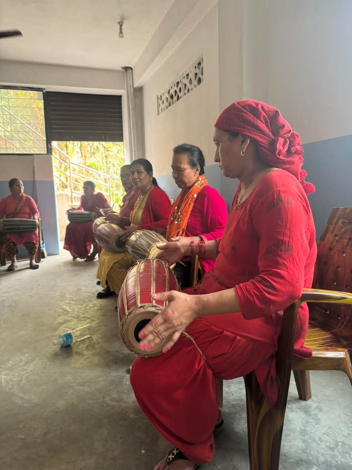 व्यासका महिलालाई मादल बजाउने तालिम
