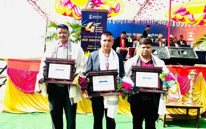 अधिकारी , भट्टराई र नेपाली बन्दीपुर केवलकार उद्यमशील पत्रकारिता पुरस्कारबाट सम्मानित