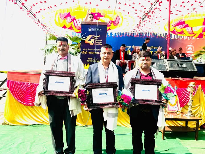 अधिकारी , भट्टराई र नेपाली बन्दीपुर केवलकार उद्यमशील पत्रकारिता पुरस्कारबाट सम्मानित