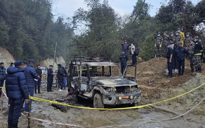 पाथीभरा दर्शनका लागि तीर्थयात्री बोकेर जाँदै गरेको जिपमा करेन्ट लागेर आगलागी हुँदा ४ जनाको घटनास्थलमै मृत्यु