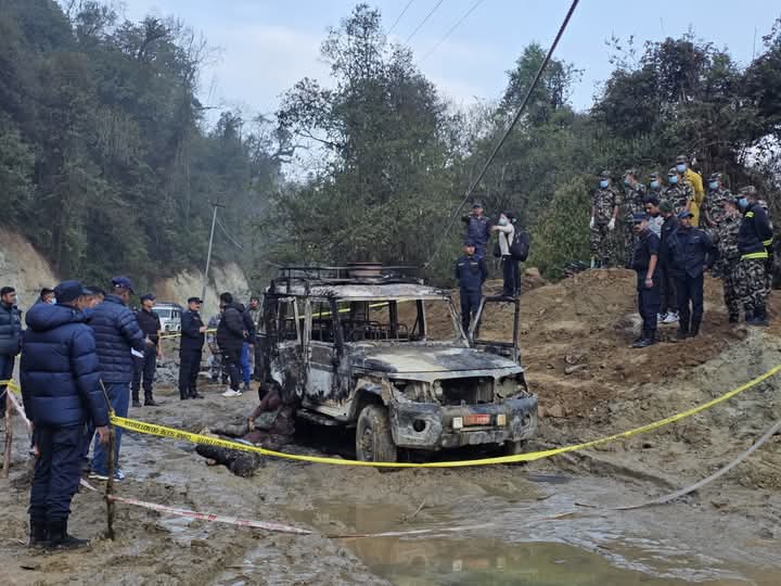 पाथीभरा दर्शनका लागि तीर्थयात्री बोकेर जाँदै गरेको जिपमा करेन्ट लागेर आगलागी हुँदा ४ जनाको घटनास्थलमै मृत्यु