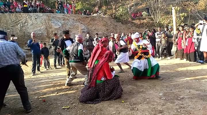 संस्कृति संरक्षणमा जुटेको तनहुँका कुमाल समुदायलाई सामाजिक बिकास कार्यालयकाे साथ