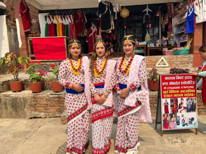 बन्दीपुरमा जातीय भेषभुषामा सजिएर फाेटाे खिच्ने र टिकटक बनाउनेकाे संख्या बढ्याे
