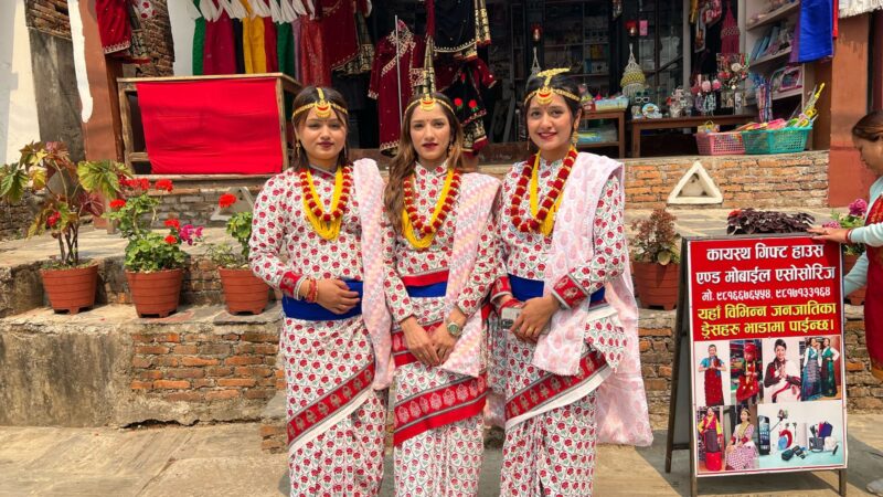 बन्दीपुरमा जातीय भेषभुषामा सजिएर फाेटाे खिच्ने र टिकटक बनाउनेकाे संख्या बढ्याे