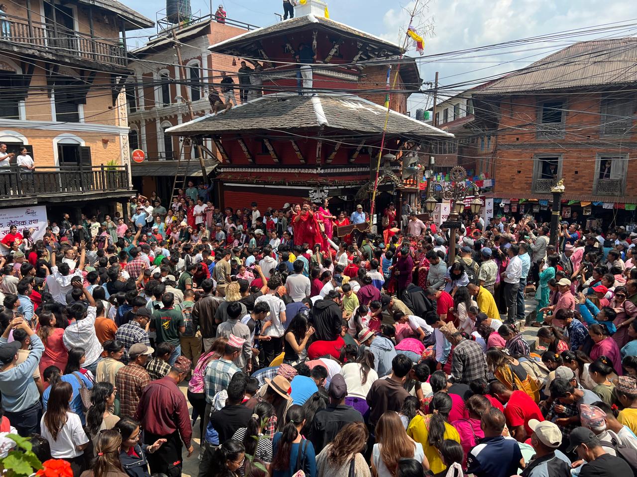 बन्दीपुरकाे बिस्केट जात्रामा सर्वसाधारणको भीडभाड