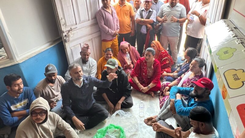 शुक्लागण्डकी नगरपालिकाले सेती नदि किनारमा फाेहाेर फालेर जलाएको भन्दै स्थानीय धर्नामा
