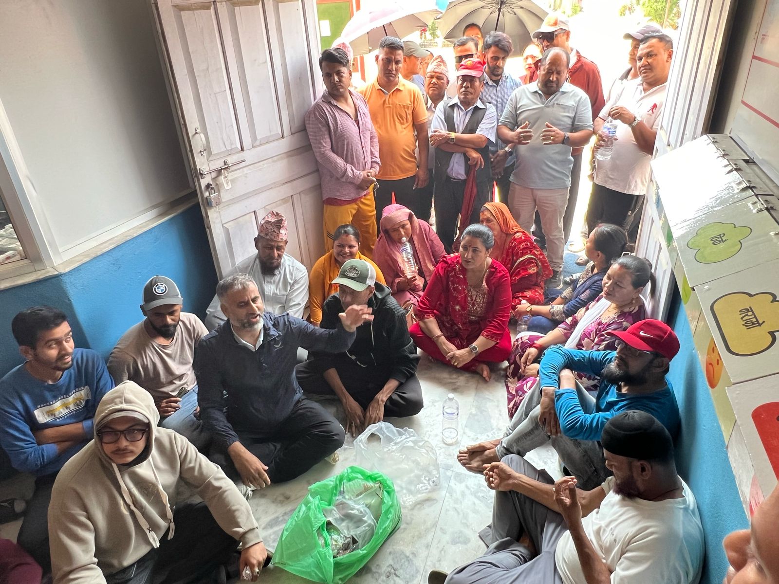 शुक्लागण्डकी नगरपालिकाले सेती नदि किनारमा फाेहाेर फालेर जलाएको भन्दै स्थानीय धर्नामा