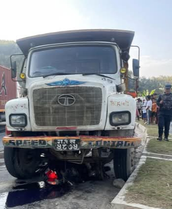 टिपर र स्कुटर ठाेक्किँदा व्यास ५ का दाजु मनिषकाे मृत्यु , बहिनी घाइते