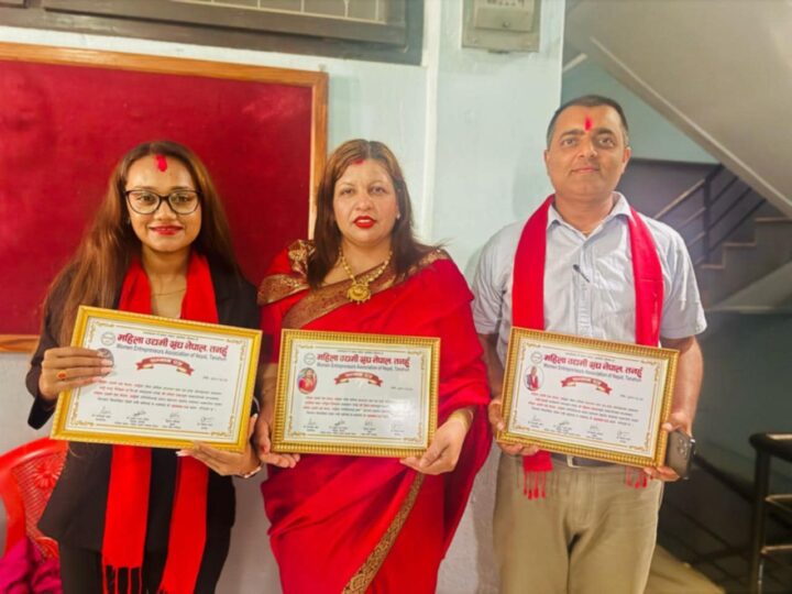 महिला उद्यमी संघ तनहुँ द्वारा तनहुँ प्रेसका कार्यकारी सम्पादक खनाल सहित ३ जना पत्रकार सम्मानित