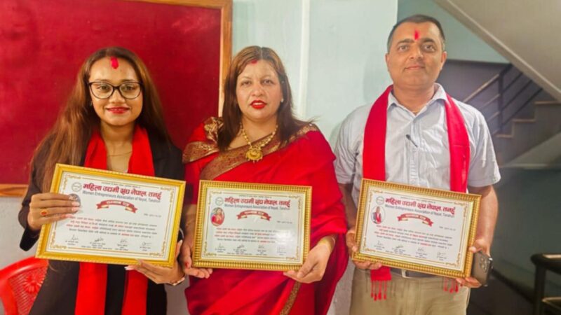 महिला उद्यमी संघ तनहुँ द्वारा तनहुँ प्रेसका कार्यकारी सम्पादक खनाल सहित ३ जना पत्रकार सम्मानित
