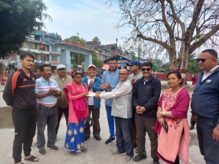 आर्थिक अभावले उपचार गर्न नसकेकी भुजेललाइ निर्मल मावि २०४५ एसएलसी समुहको सहयोग