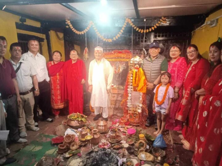 बन्दीपुरकाे खड्गदेवी मन्दिरमा नयाँ गहना अर्पण, पुजामा भक्तजनहरूको घुइँचो