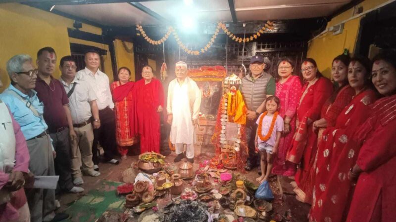 बन्दीपुरकाे खड्गदेवी मन्दिरमा नयाँ गहना अर्पण, पुजामा भक्तजनहरूको घुइँचो
