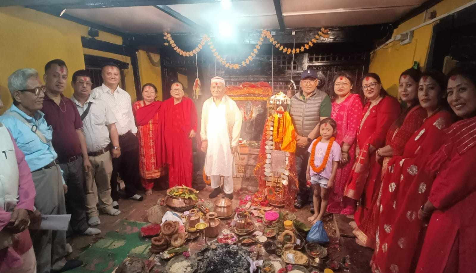 बन्दीपुरकाे खड्गदेवी मन्दिरमा नयाँ गहना अर्पण, पुजामा भक्तजनहरूको घुइँचो