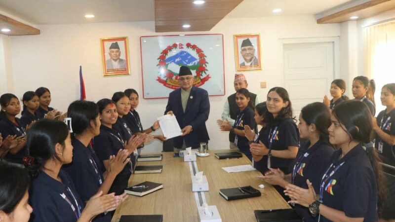 मुख्यमन्त्रीलाई बुझाए नवलपुरका किशोरीले ध्यानाकर्षण पत्र