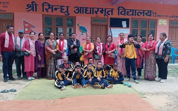 गाैलीद्वारा सिन्धु आविका बालबालिकालाई पाेशाक वितरण