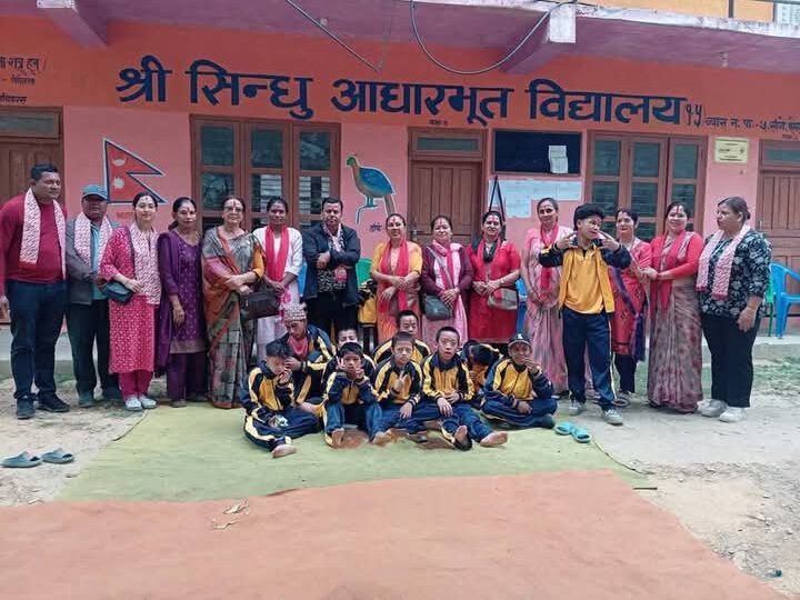 गाैलीद्वारा सिन्धु आविका बालबालिकालाई पाेशाक वितरण