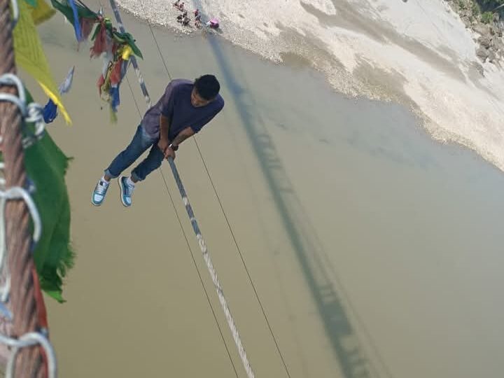 देवघाटको झोलुङ्गे पुलकाे लठ्ठामा रहेका सागर बोटेको उद्वार