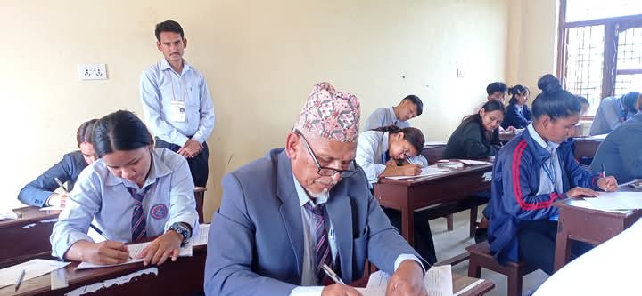 नाै नातिनातिनीका हजुरबुबा ६८ वर्षका लालबहादुर स्कुल पढ्दै