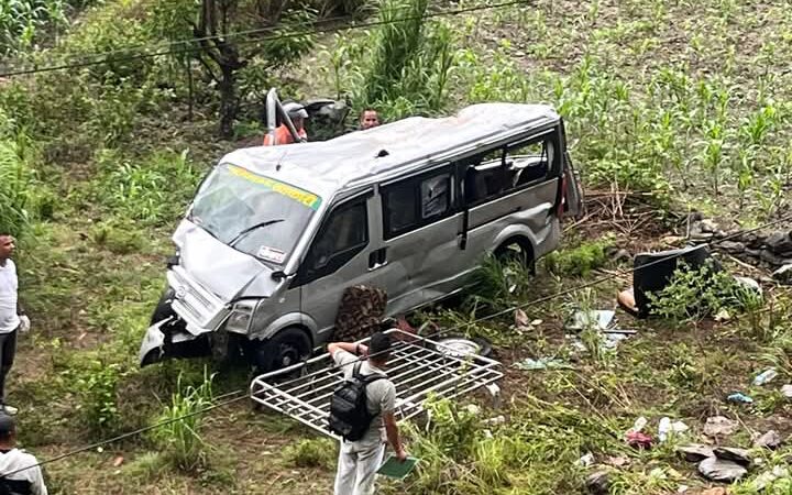पाेखरा जाँदै गरेको माइक्रोबस लामेआहालमा दुर्घटना ,३ काे मृत्यु