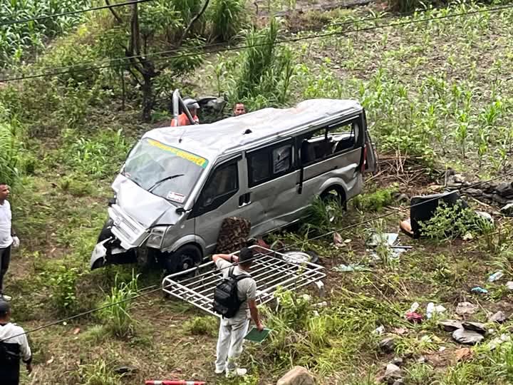 पाेखरा जाँदै गरेको माइक्रोबस लामेआहालमा दुर्घटना ,३ काे मृत्यु
