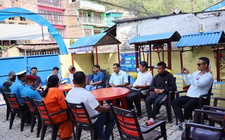 आँबुखैरेनी प्रहरीद्वारा सवारी साधनमा डस्टबिन अनिवार्य राख्ने सम्बन्धि छलफल