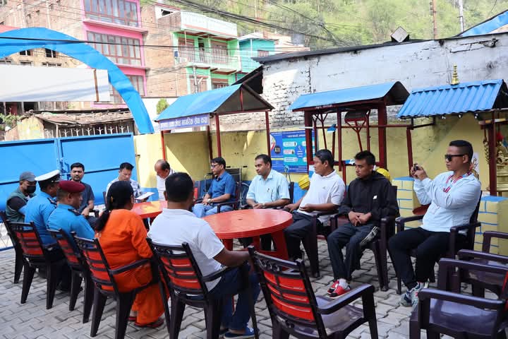 आँबुखैरेनी प्रहरीद्वारा सवारी साधनमा डस्टबिन अनिवार्य राख्ने सम्बन्धि छलफल