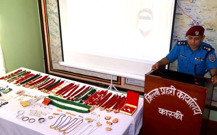 ६३ लाख नगदका साथै २ वटा बाइक, १२ ताेला सुन र २४ ताेला चाँदी सहित तनहुँका ३ युवा पक्राउ