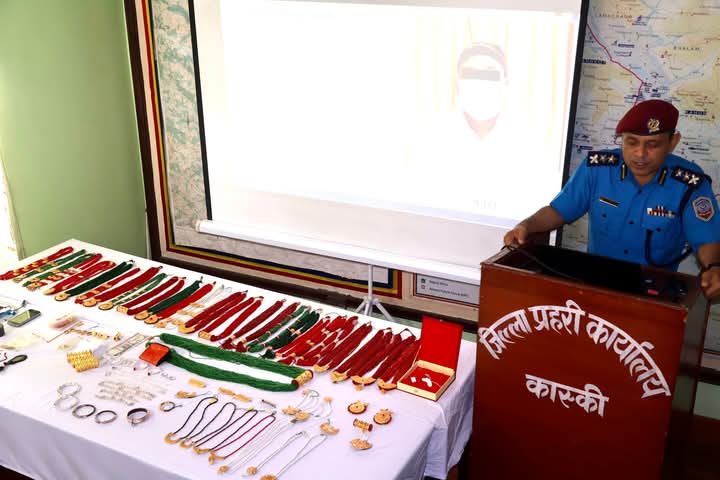 ६३ लाख नगदका साथै २ वटा बाइक, १२ ताेला सुन र २४ ताेला चाँदी सहित तनहुँका ३ युवा पक्राउ
