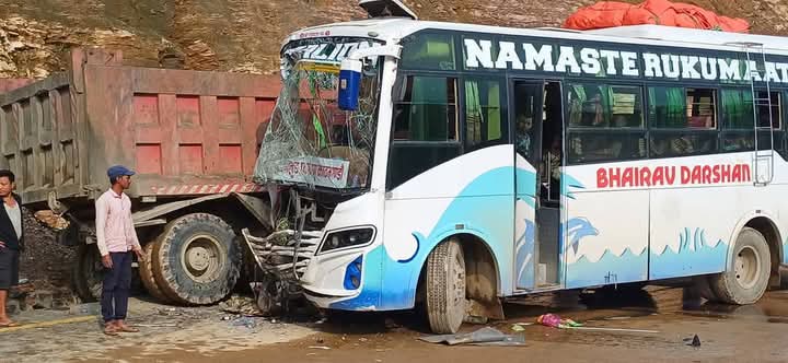 तनहुँमा बस र ट्रिप्पर ठोक्किँदा ७ जना घाइते