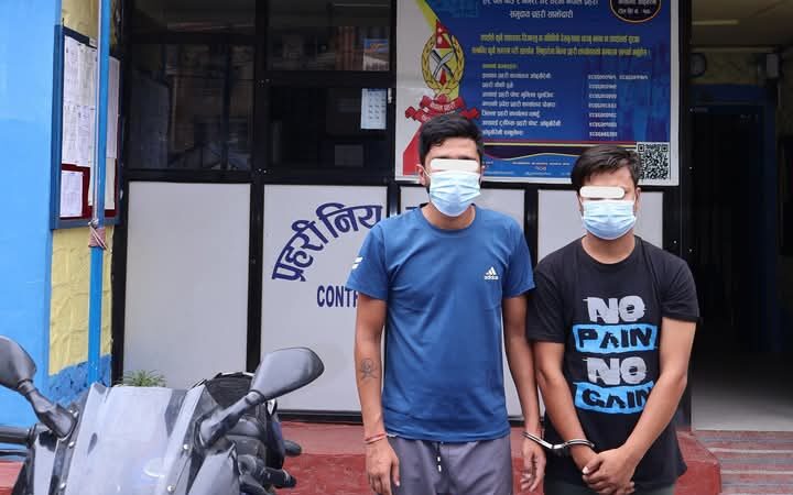 आँबुखैरेनीबाट पेस्तोल सहित २ युवा पक्राउ