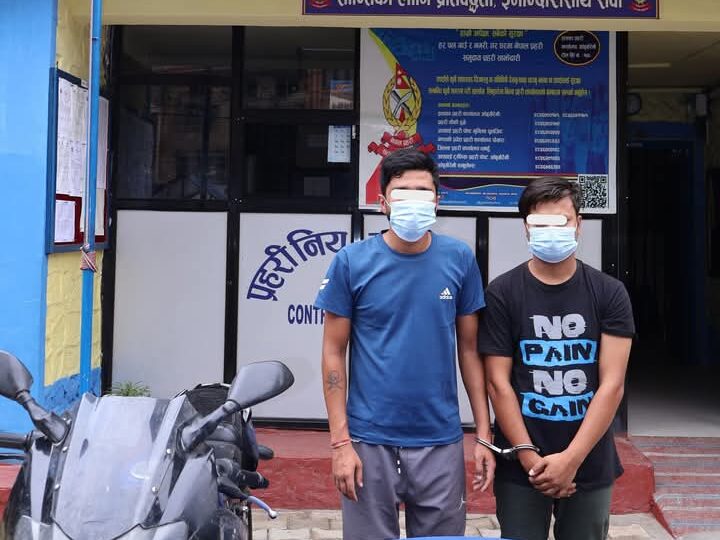 आँबुखैरेनीबाट पेस्तोल सहित २ युवा पक्राउ