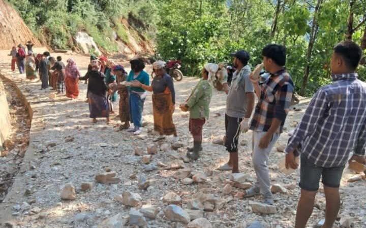 गिराउन चौर–हिलेखर्क सडक स्तर उन्नति कार्य श्रमदान मार्फत सुरु !