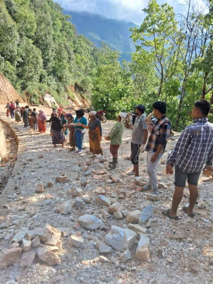 गिराउन चौर–हिलेखर्क सडक स्तर उन्नति कार्य श्रमदान मार्फत सुरु !