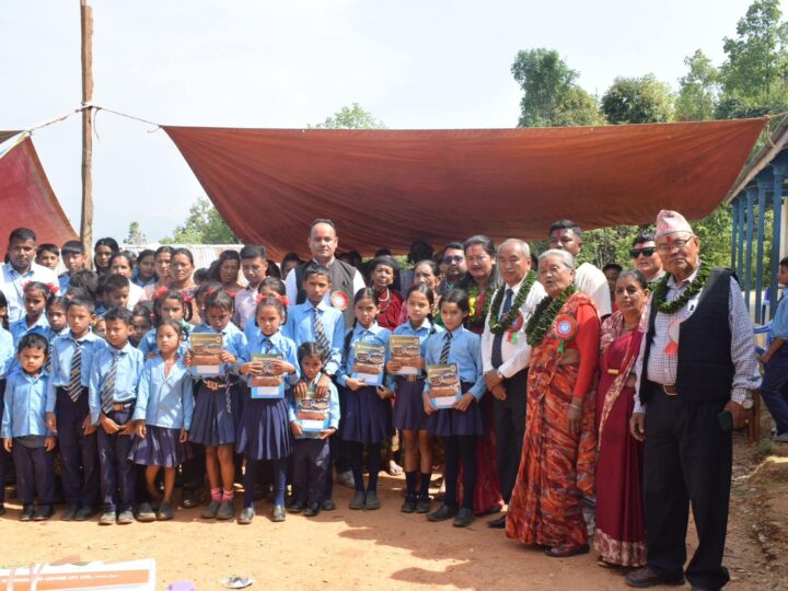 भानुकाे प्रभात माध्यमिक बिद्यालयलाई शैक्षिक सामाग्री सहयोग