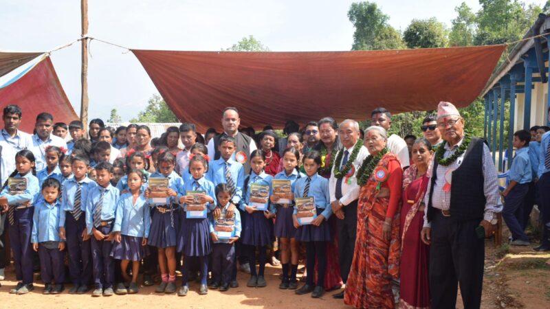 भानुकाे प्रभात माध्यमिक बिद्यालयलाई शैक्षिक सामाग्री सहयोग